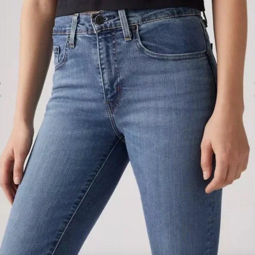 📓 Levi's High Rise Blue Jeans with Classic Stitching 📓 - Picture 3 of 7